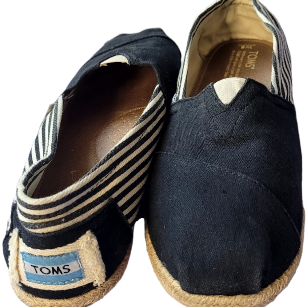 Womens size 8 TOMS shoes